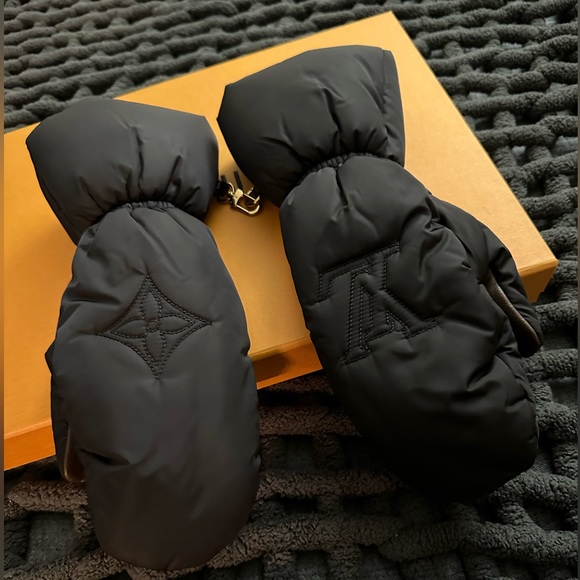 Louis Vuitton Pillow Gloves - Picture 5 of 5